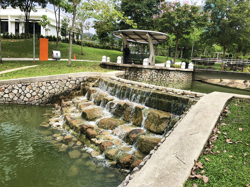 マレーシア・クアラルンプール 都市公園の人造湖